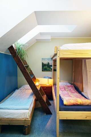 Хостелы Looming Hostel Тарту Односпальная кровать в общем номере для мужчин и женщин-5